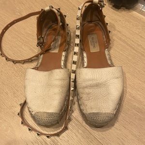 Valentino authentic rockstad flat loafers sandals ankle straps Beige & gold